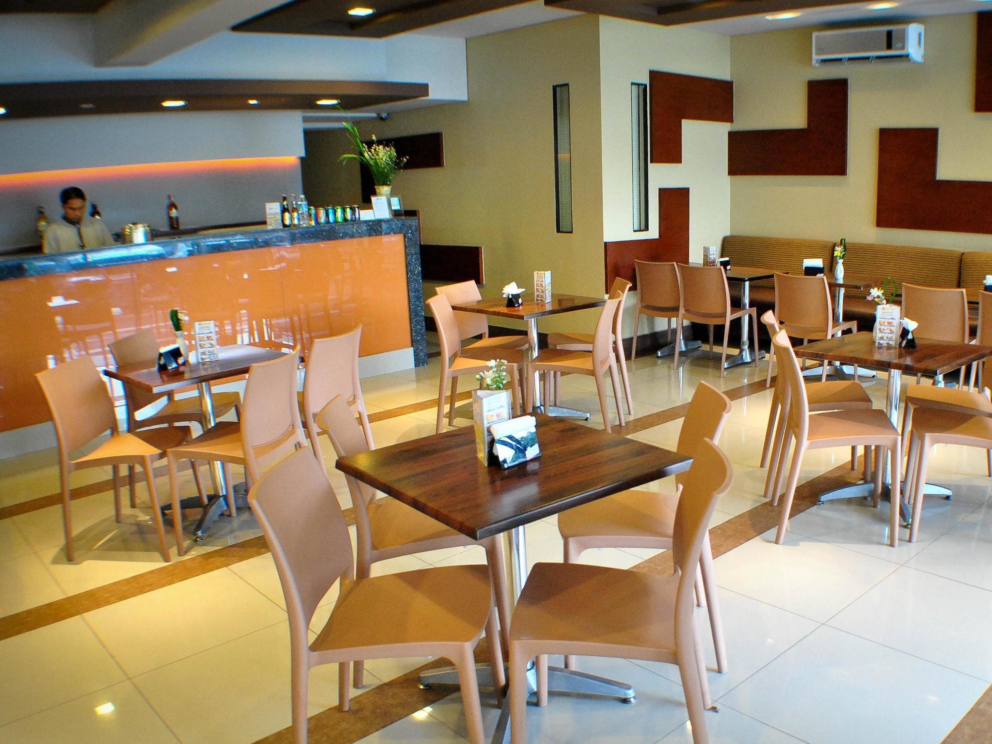 Fersal Hotel Kalayaan, Кесон-Сити Экстерьер фото